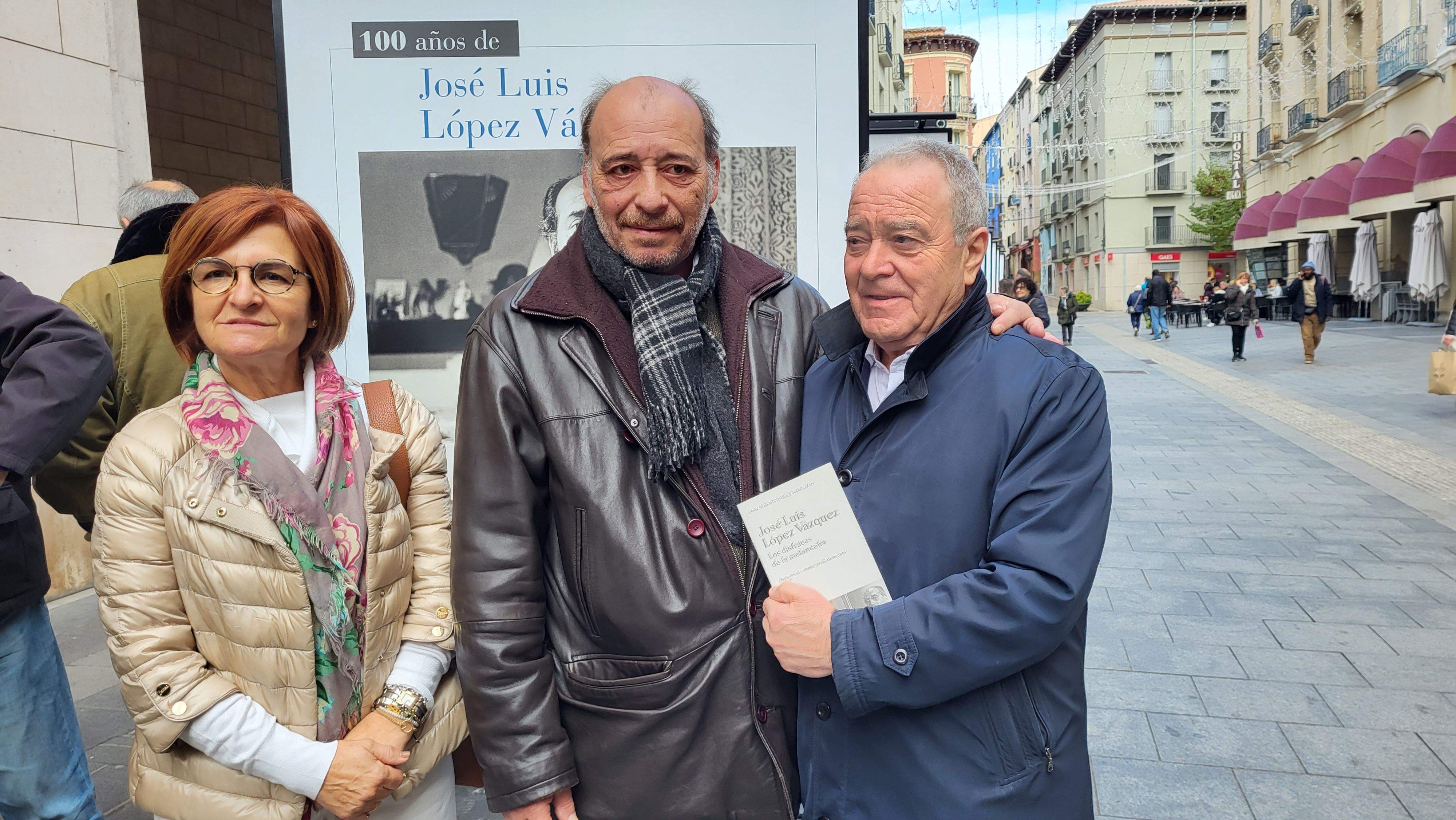Miguel Gracia recibe el libro sobre José Luis López Vazquez. Las exposiciones itinerantes de la DPH llegan a Boltaña, Sopeira, Tardienta y Vencillón