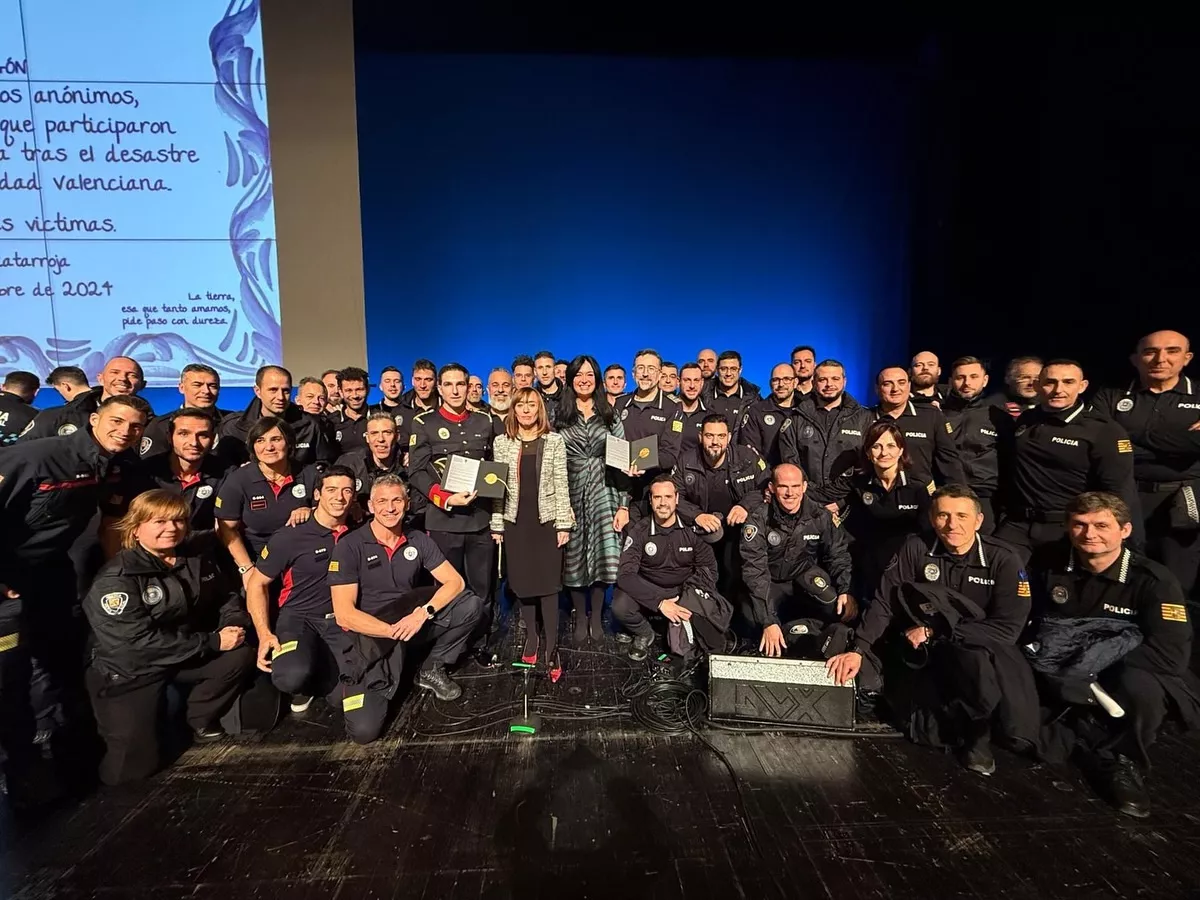 Representación oscense en la entrega de la Medalla de Aragón al contingente aragonés en Catarroja.