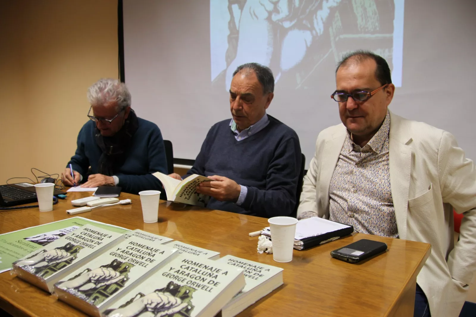 Presentación del libro "Homenaje a Cataluña y Aragón de George Orwell". Foto Carlos Neofato
