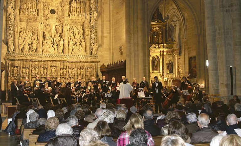Coros y orquesta interpretan el Tota Pulchra en la catedral de Huesca