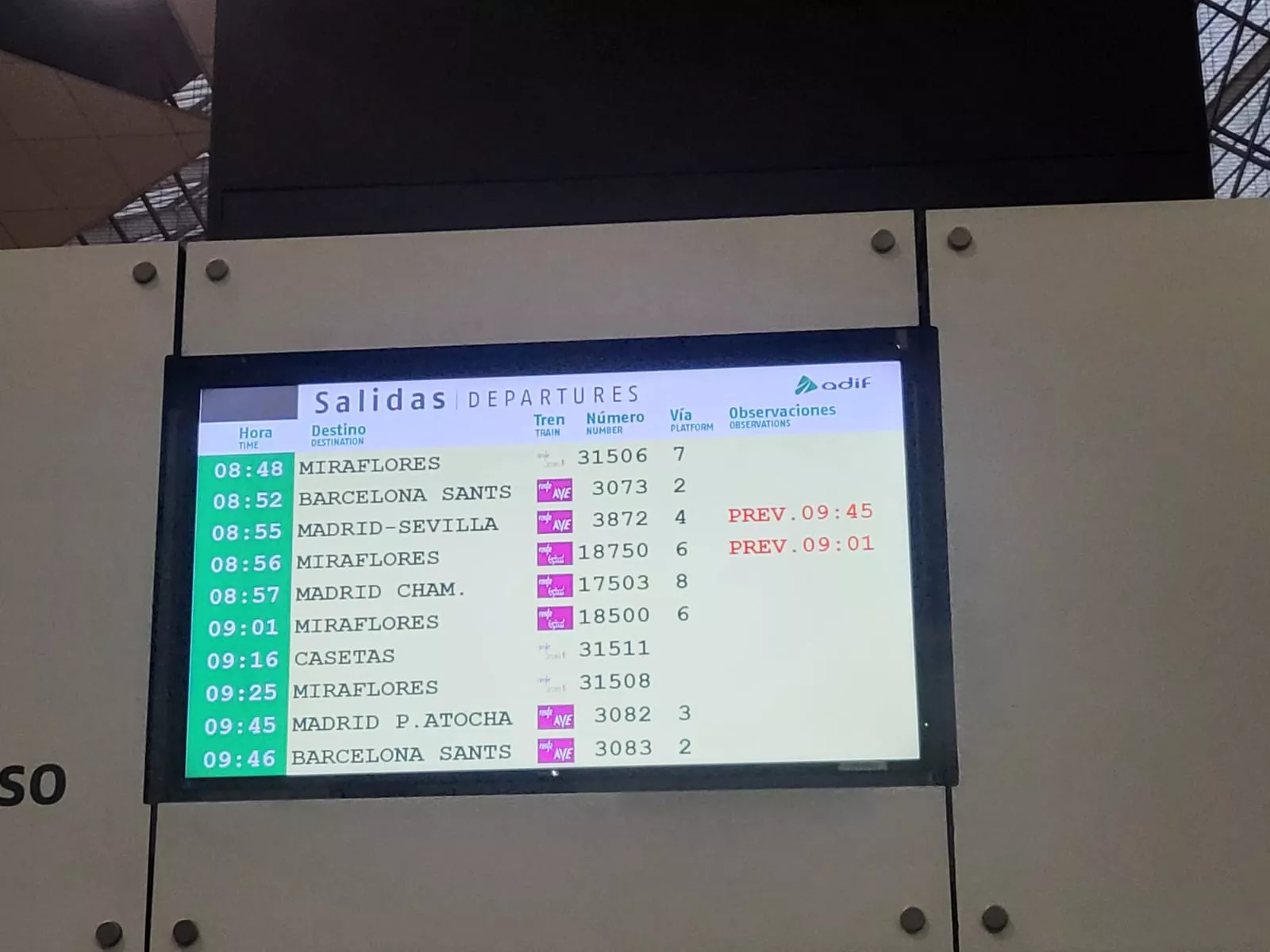 Panel informativo en Delicias, con el AVE desde Huesca en tercer lugar