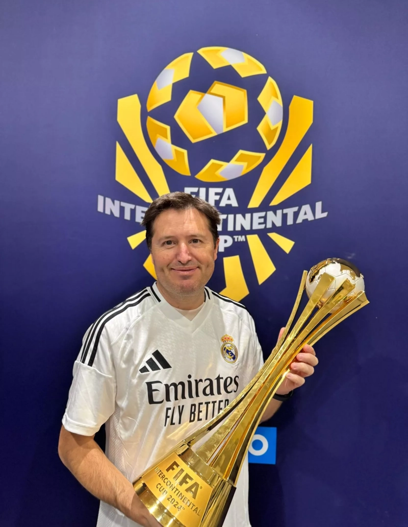 Víctor Alfaro con el trofeo en sus manos Víctor Alfaro con el trofeo en sus manos