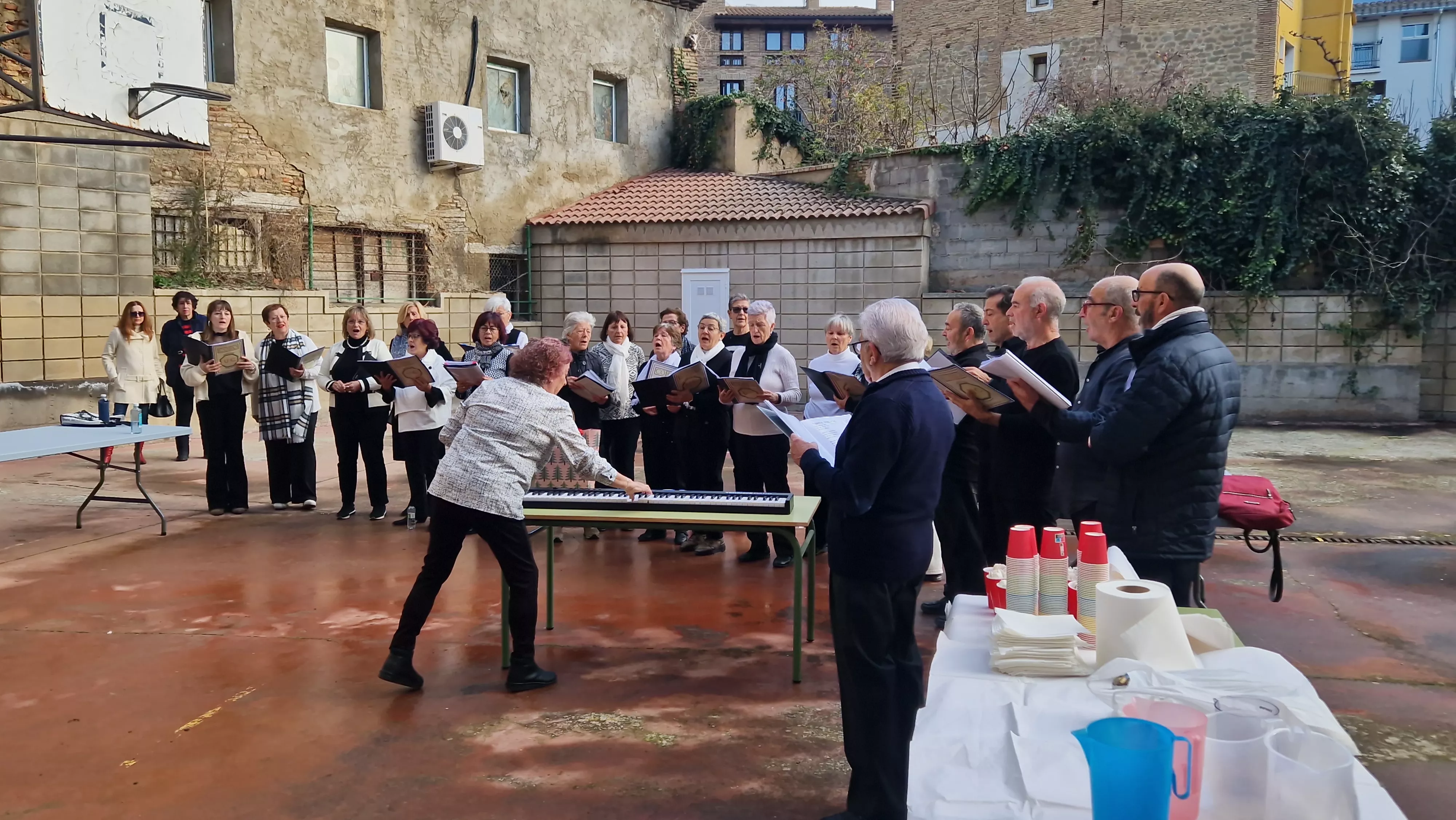  Fiesta de Navidad de la Escuela de Educación de Adultos de Huesca. Foto Myriam Martínez 