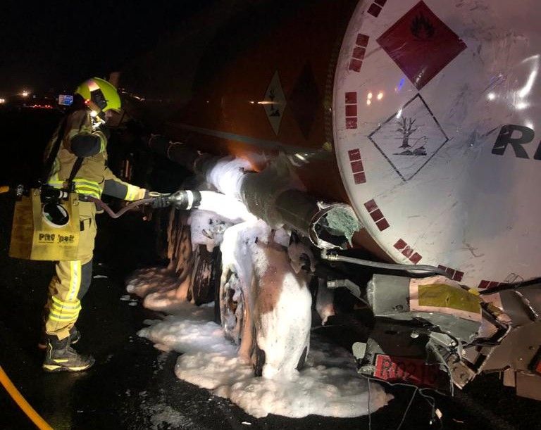 Bomberos de Barbastro actuando en la zona del accidente del camión cisterna cargado de mercancías peligrosas