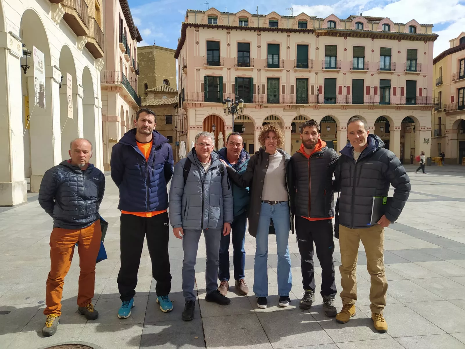 Nacho Cifuentes, a la izquierda, junto al resto de miembros de la junta de la Asociación de Turismo Deportivo de Aragón. Nacho Cifuentes, a la izquierda, junto al resto de miembros de la junta de la Asociación de Turismo Deportivo de Aragón.