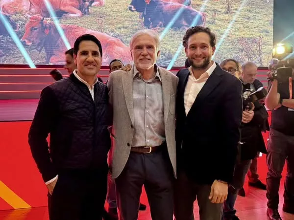 Eliseo Martín, Javier Moracho e Isaac Claver en la presentación de la Vuelta.