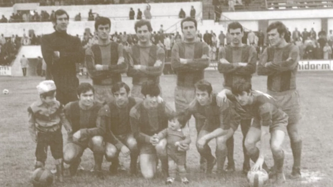 Mariano Claver, tercero por la izquierda, de pie, en el primer partido del Huesca en El Alcoraz.