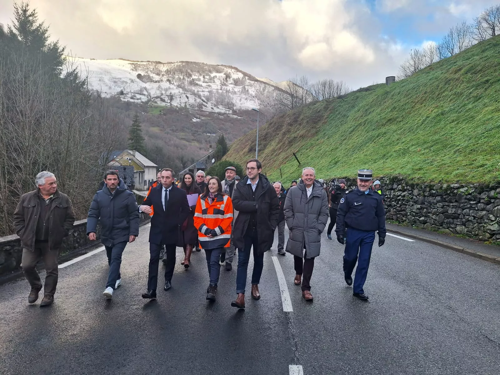 Recorrido de las autoridades por la RN134 antes de su reapertura a todo tipo de tráfico.