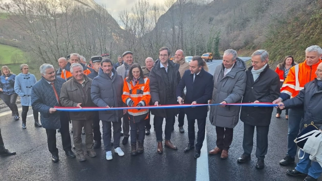 Corte de cinta para inaugurar el reparado tramo de la RN134. Corte de cinta para inaugurar el reparado tramo de la RN134.