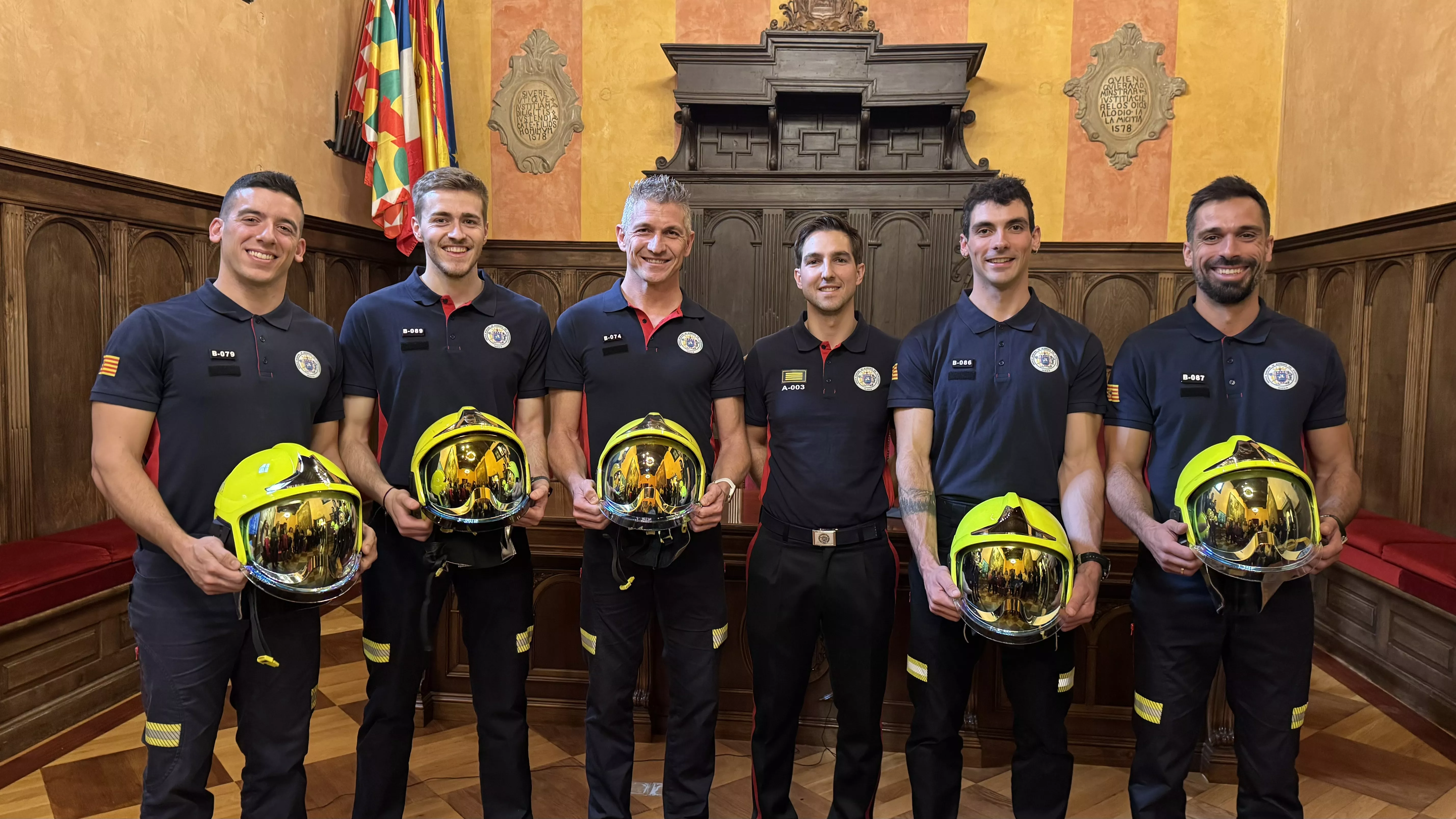 Los cinco bomberos que se han incorporado al parque de Huesca, con el jefe del servicio.