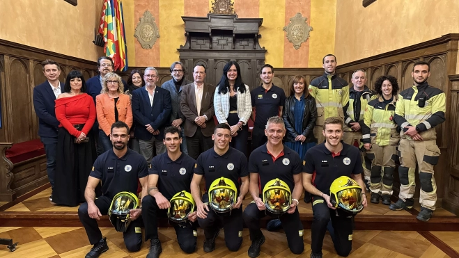 Los bomberos posan con sus compañeros y la corporación municipal. Los bomberos posan con sus compañeros y la corporación municipal.