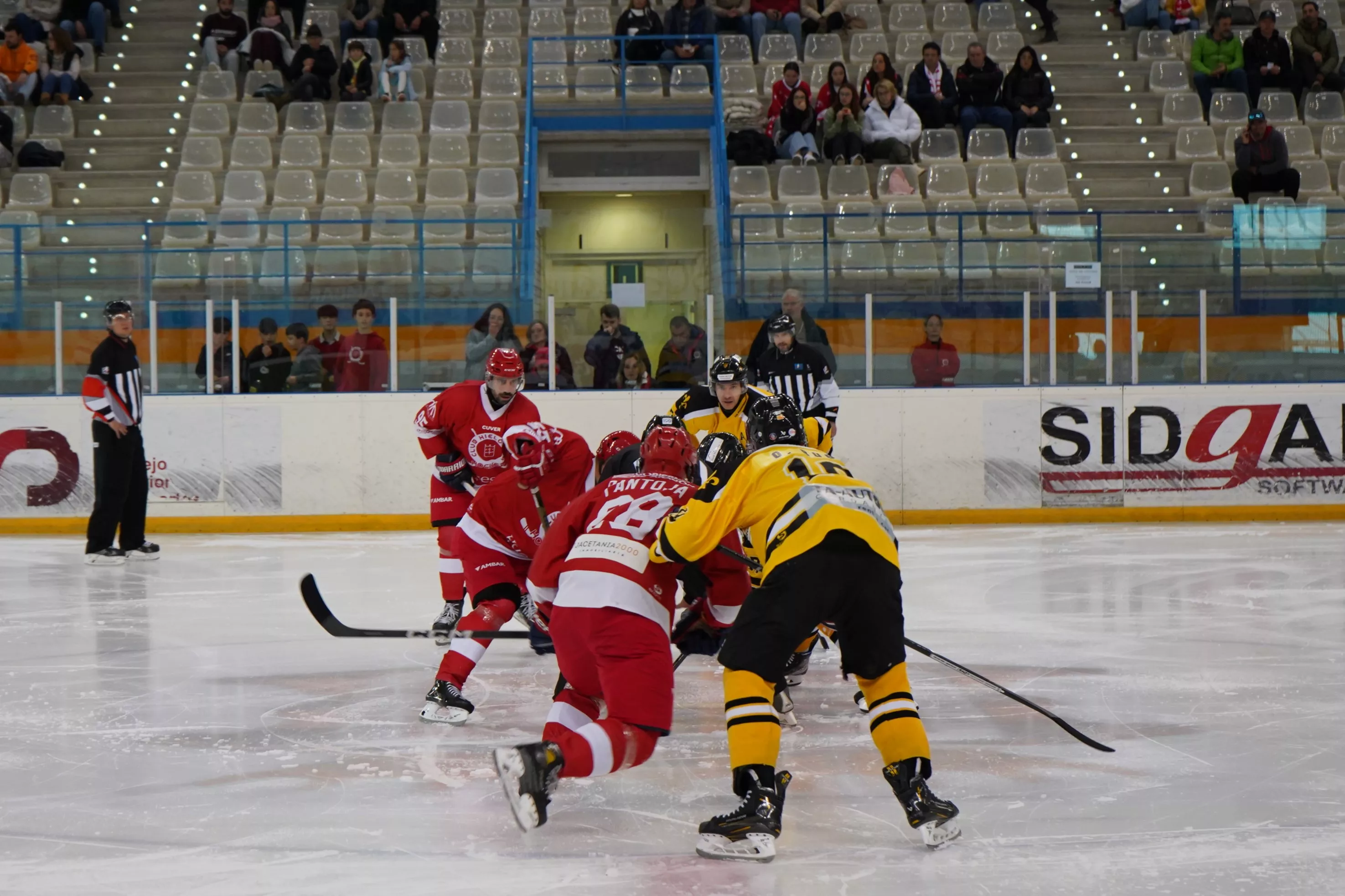 Imagen de un partido entre ambos equipos. Foto: CH Jaca