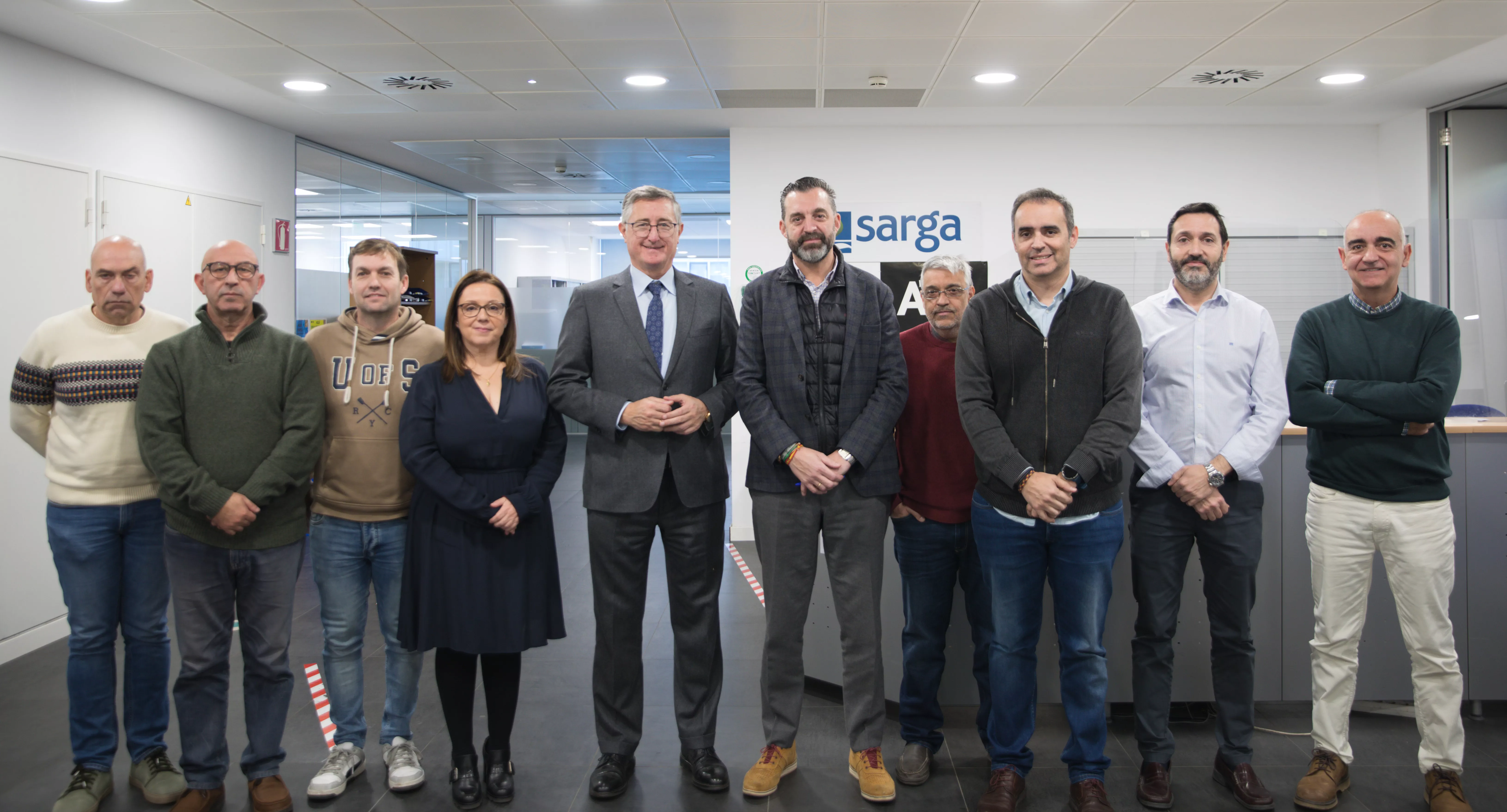 Blasco y Escario, junto a algunos de los representantes sindicales que han suscrito el convenio.