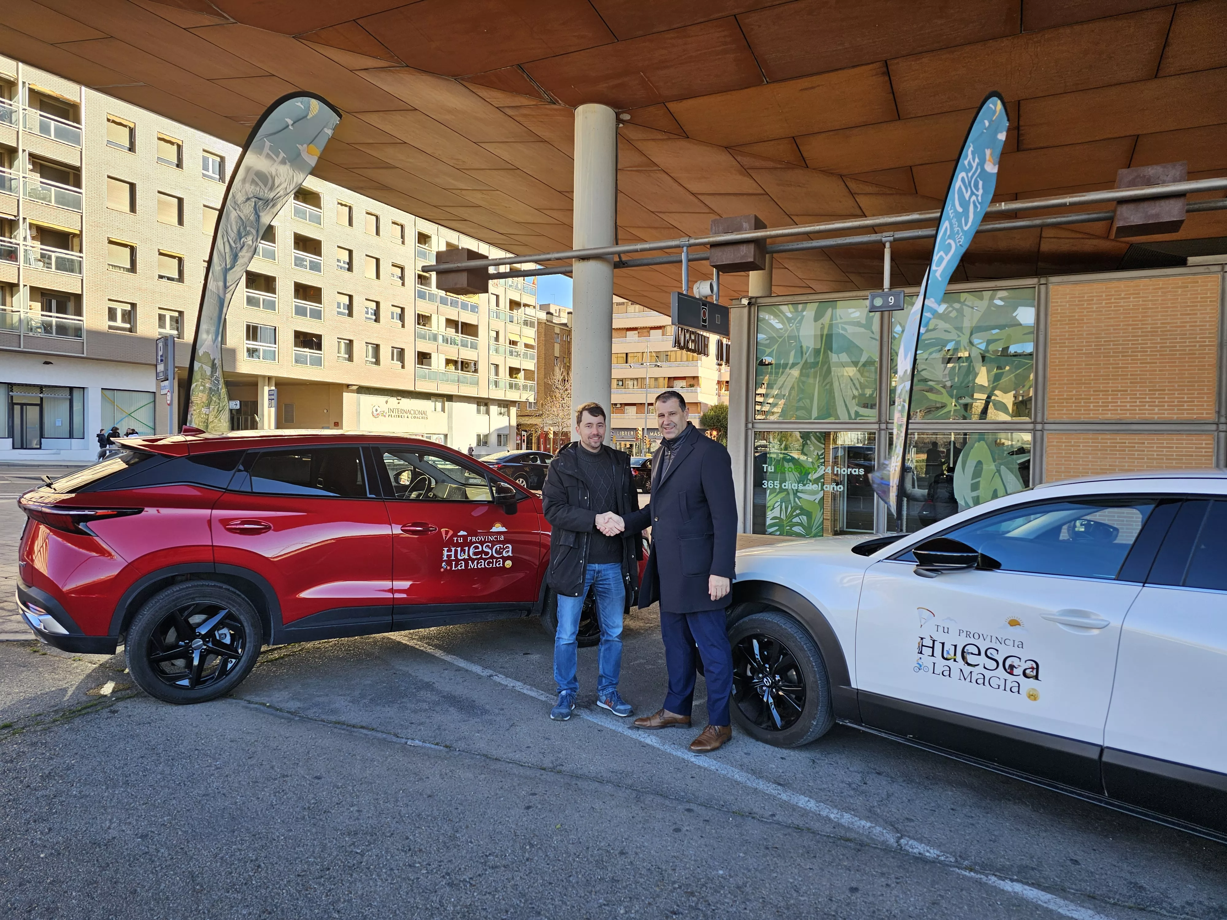 Sergio Serra y Carlos Naval con dos de los coches de alquiler de Pirineos Rent a Car.