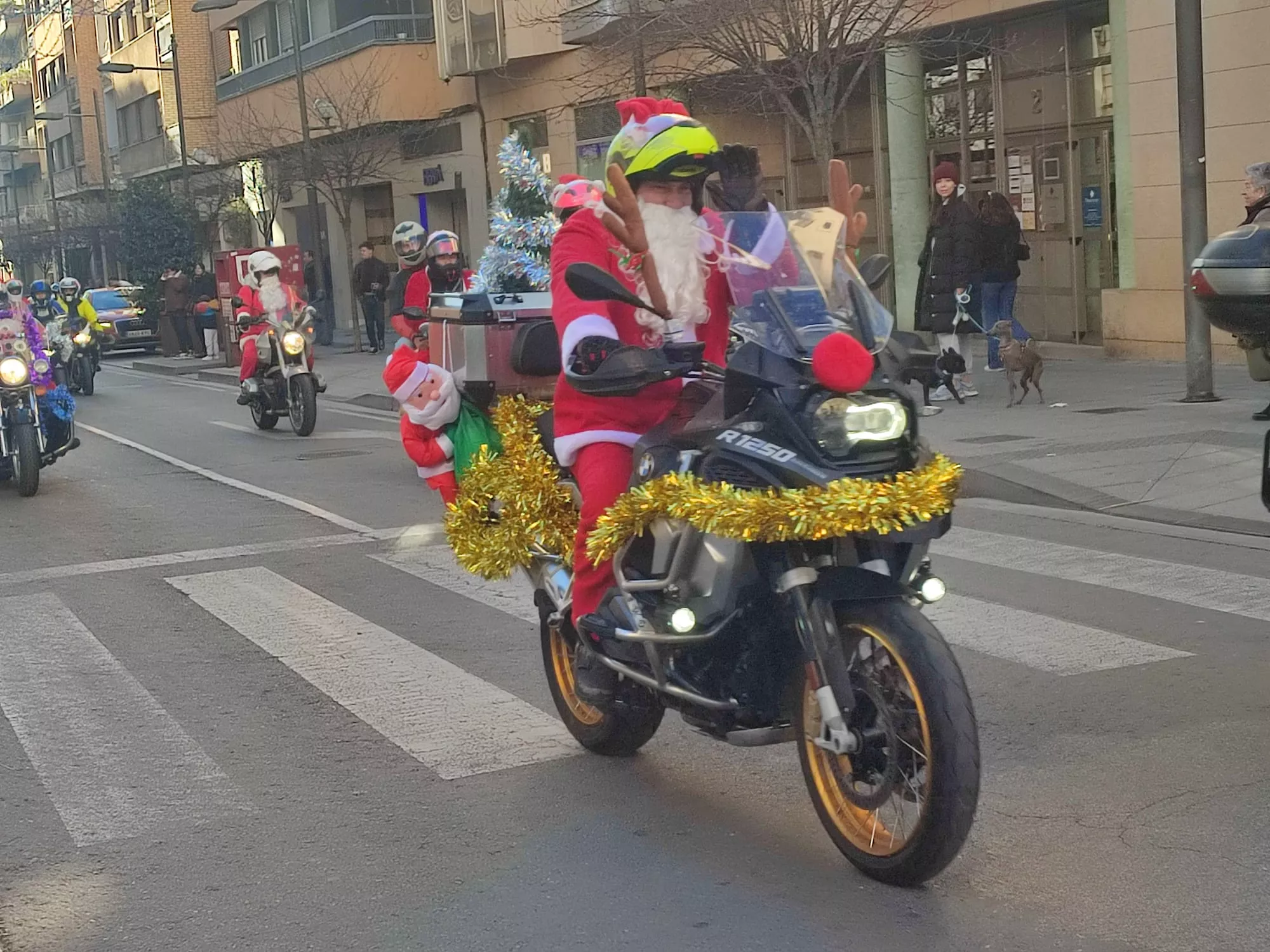 "Papanoelada" motera en Huesca.