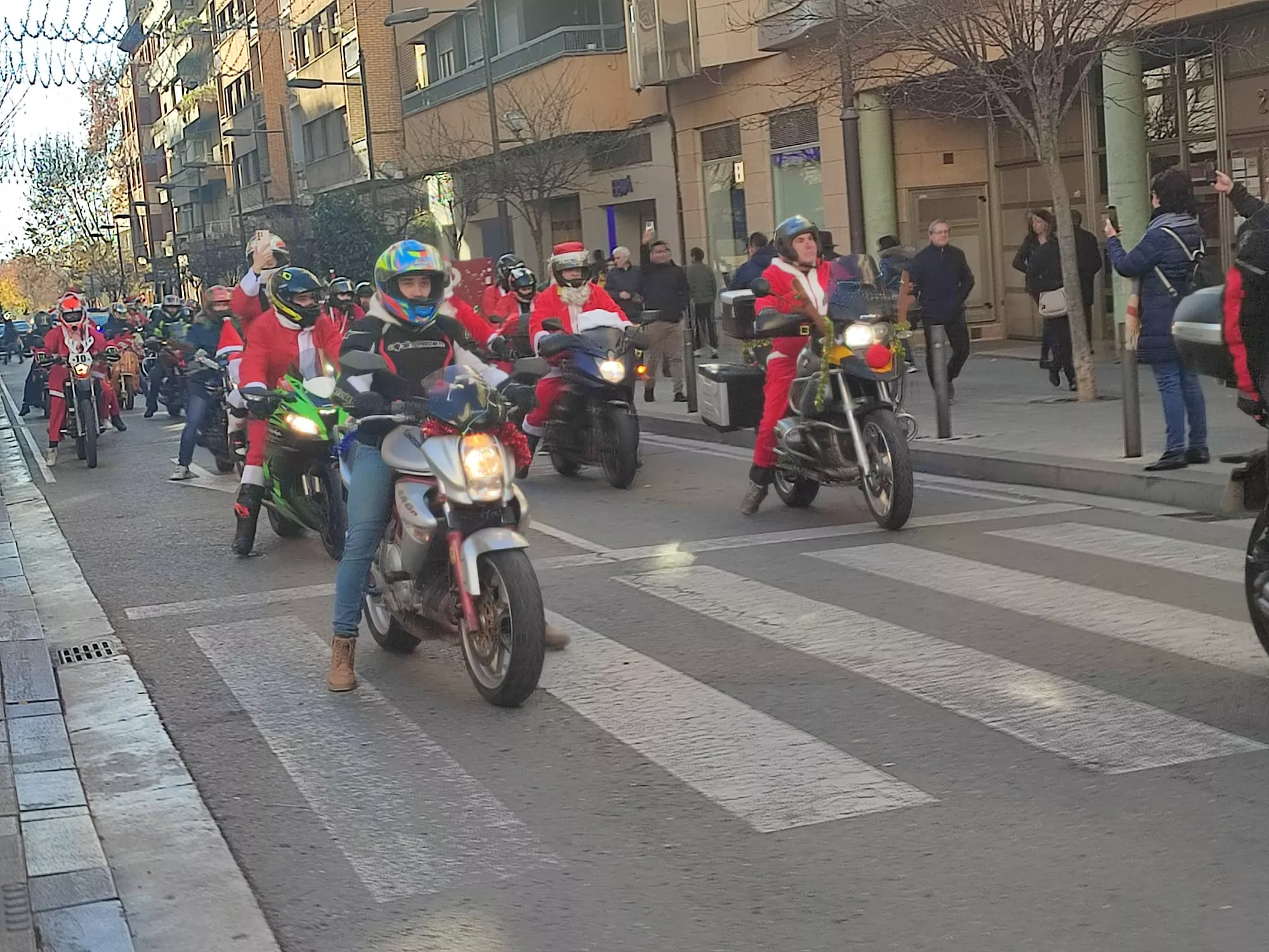"Papanoelada" motera en Huesca.