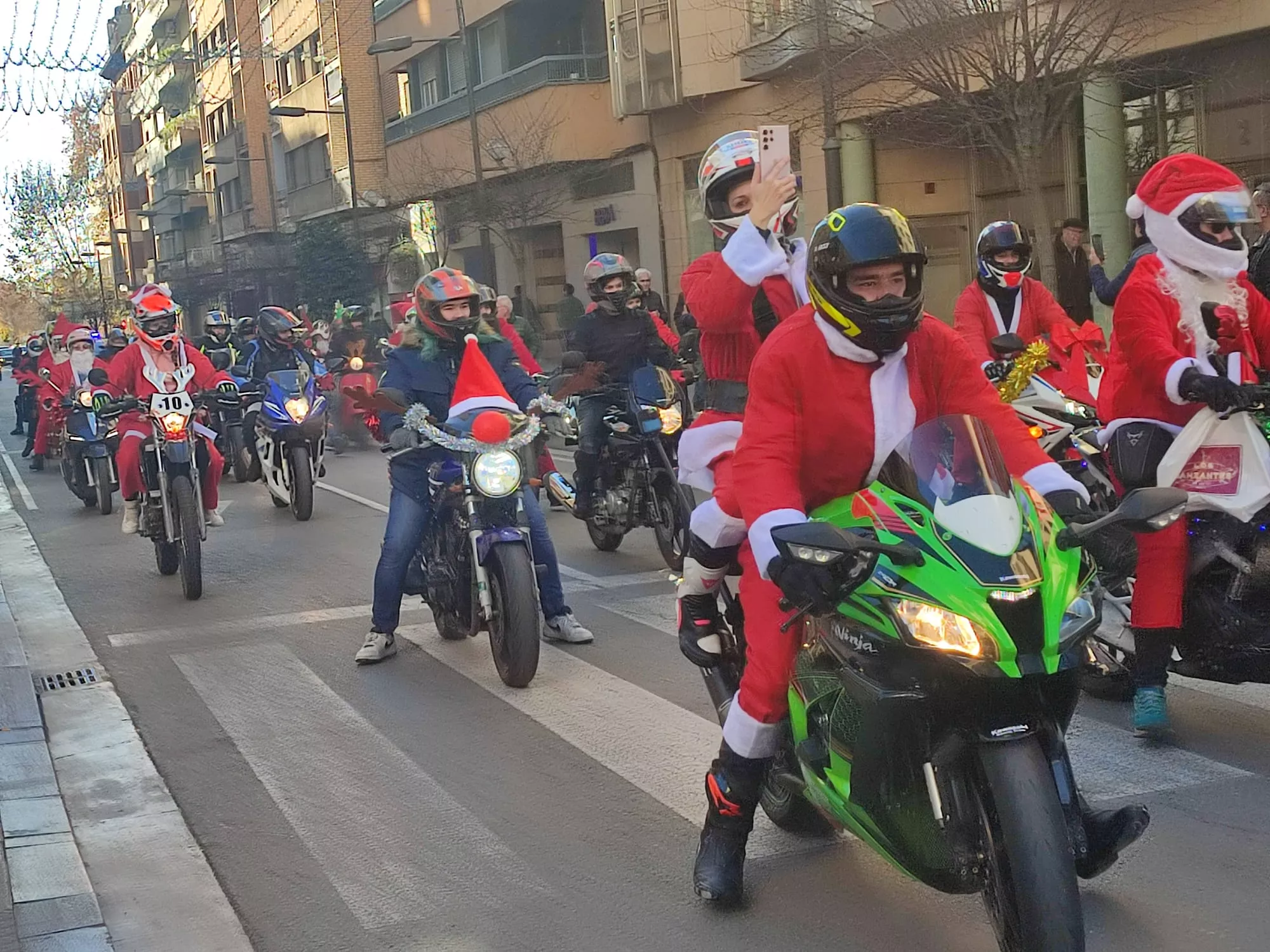 "Papanoelada" motera en Huesca.