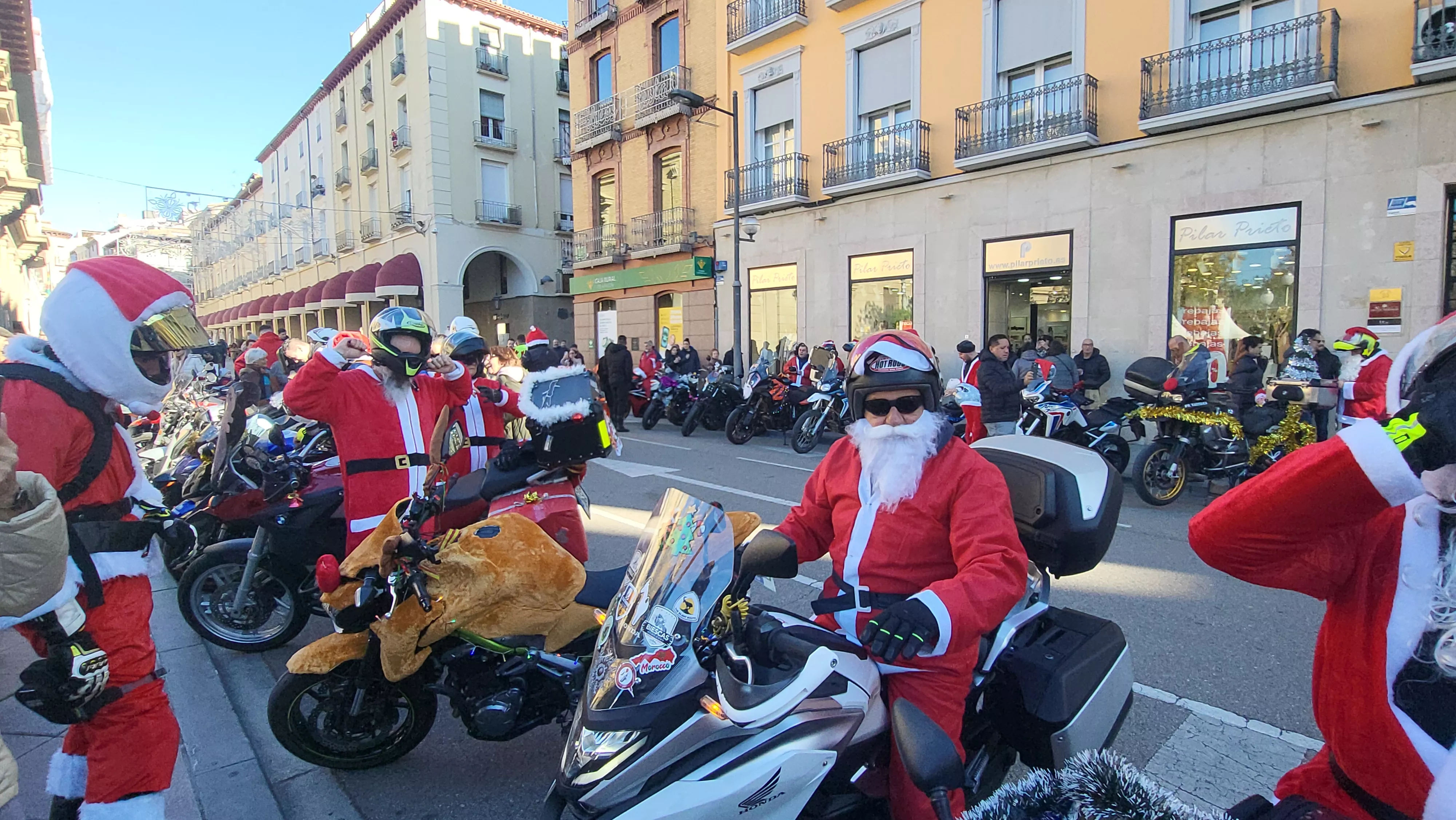 "Papanoelada" motera en Huesca.