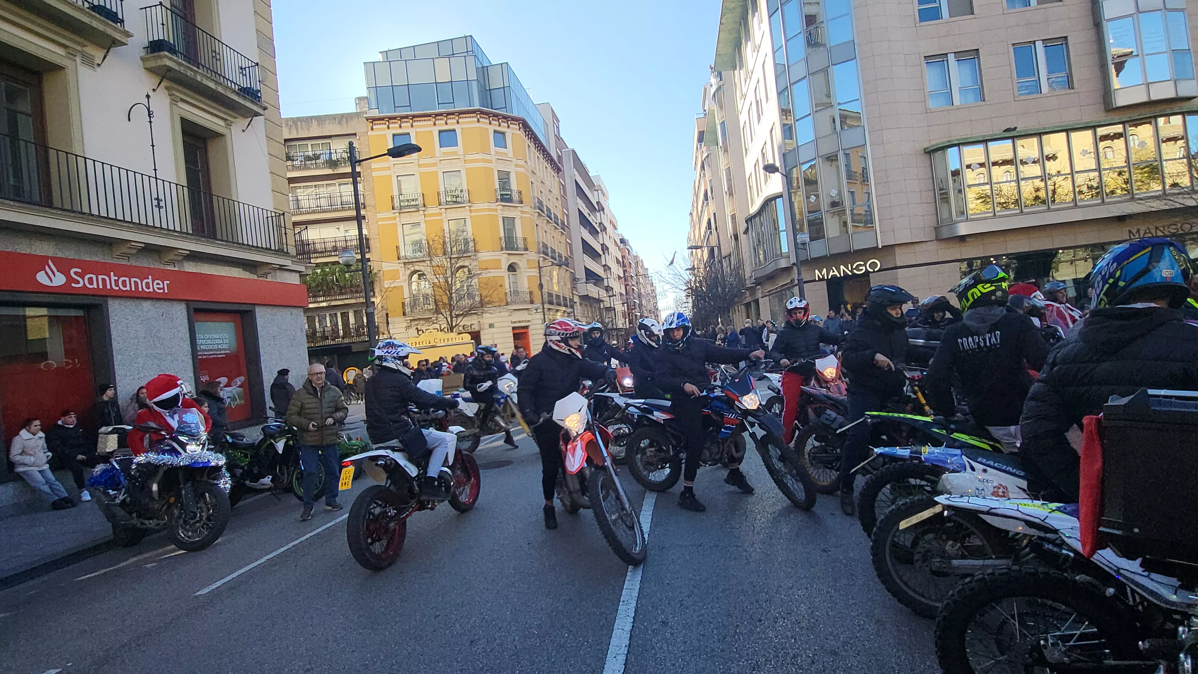 "Papanoelada" motera en Huesca.