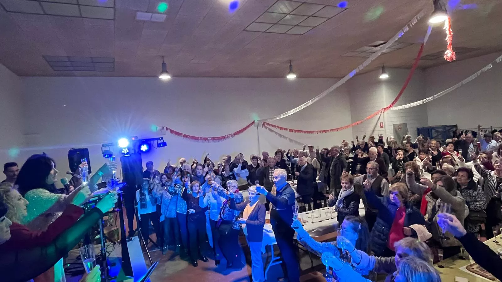 Brindis navideño y fiesta con los participantes de "Sácame a bailar". Foto Mercedes Manterola