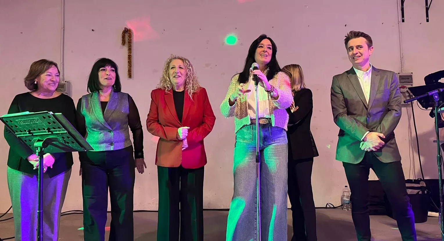 Brindis navideño y fiesta con los participantes de "Sácame a bailar". Foto Mercedes Manterola