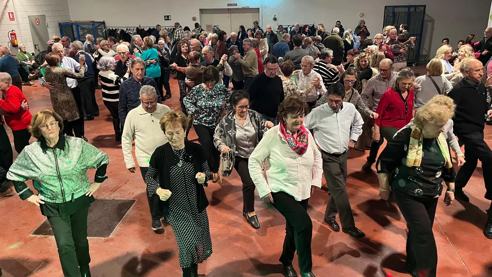 Brindis navideño y fiesta con los participantes de "Sácame a bailar". Foto Mercedes Manterola