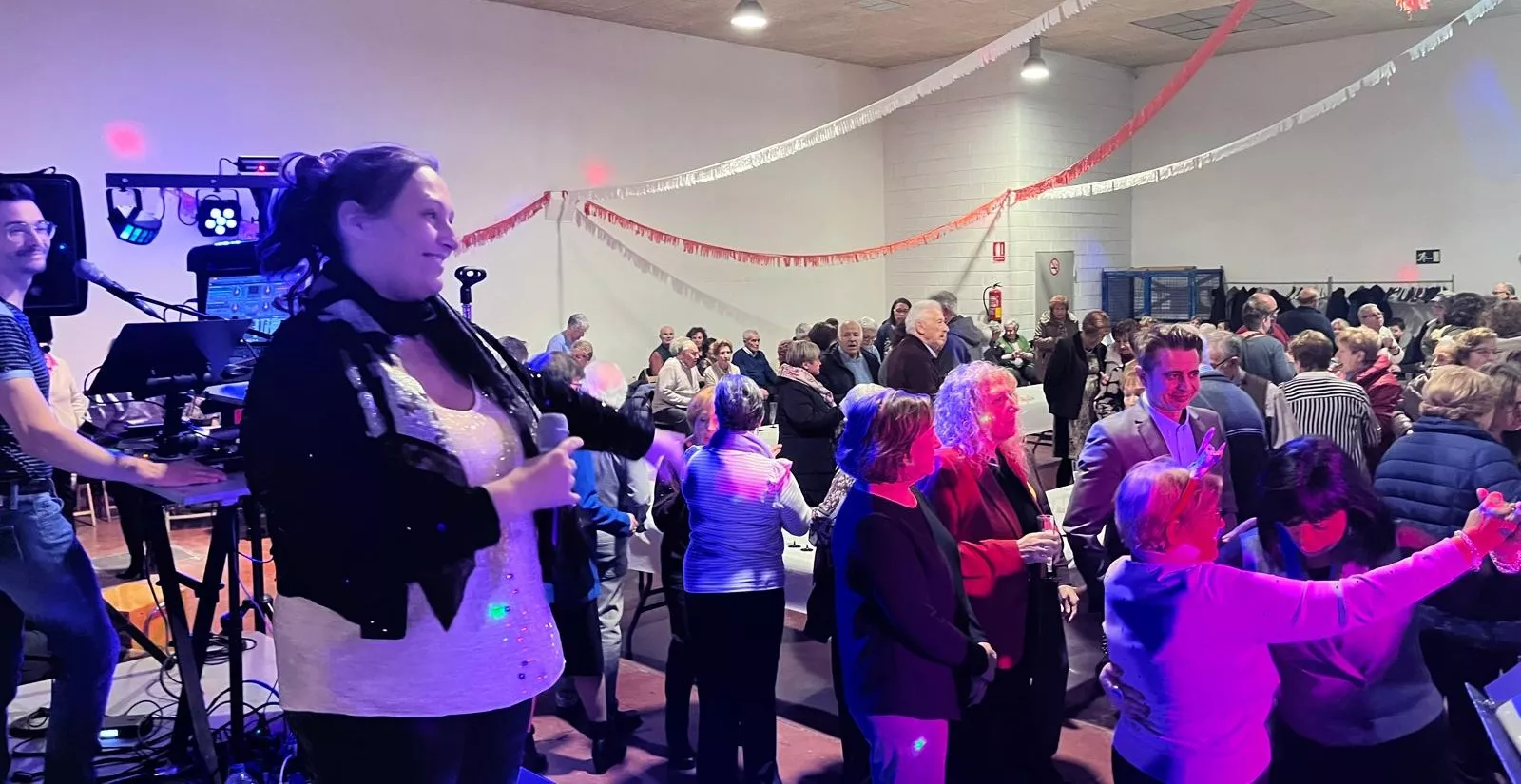 Brindis navideño y fiesta con los participantes de "Sácame a bailar". Foto Mercedes Manterola