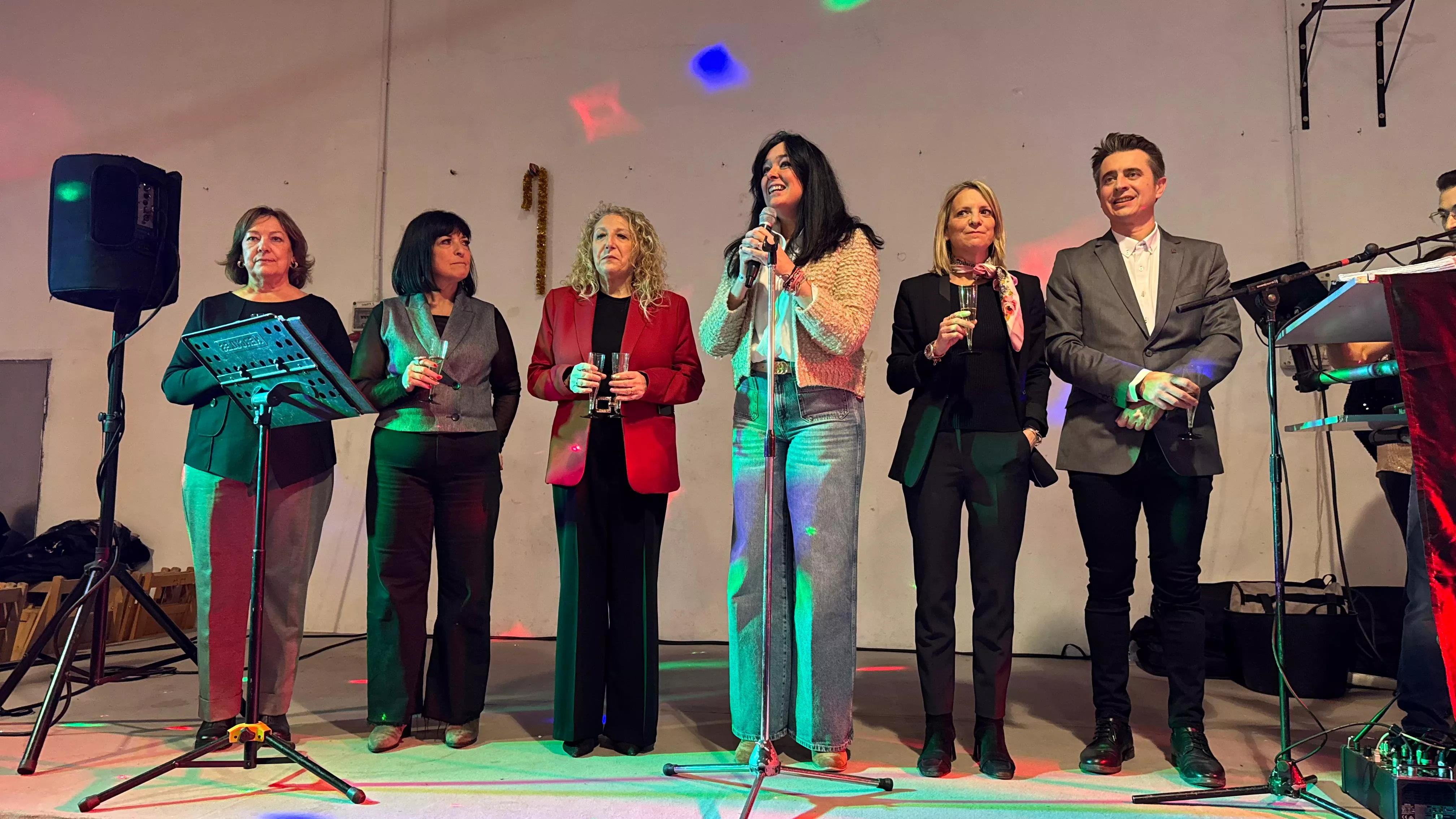Brindis navideño y fiesta con los participantes de "Sácame a bailar". 