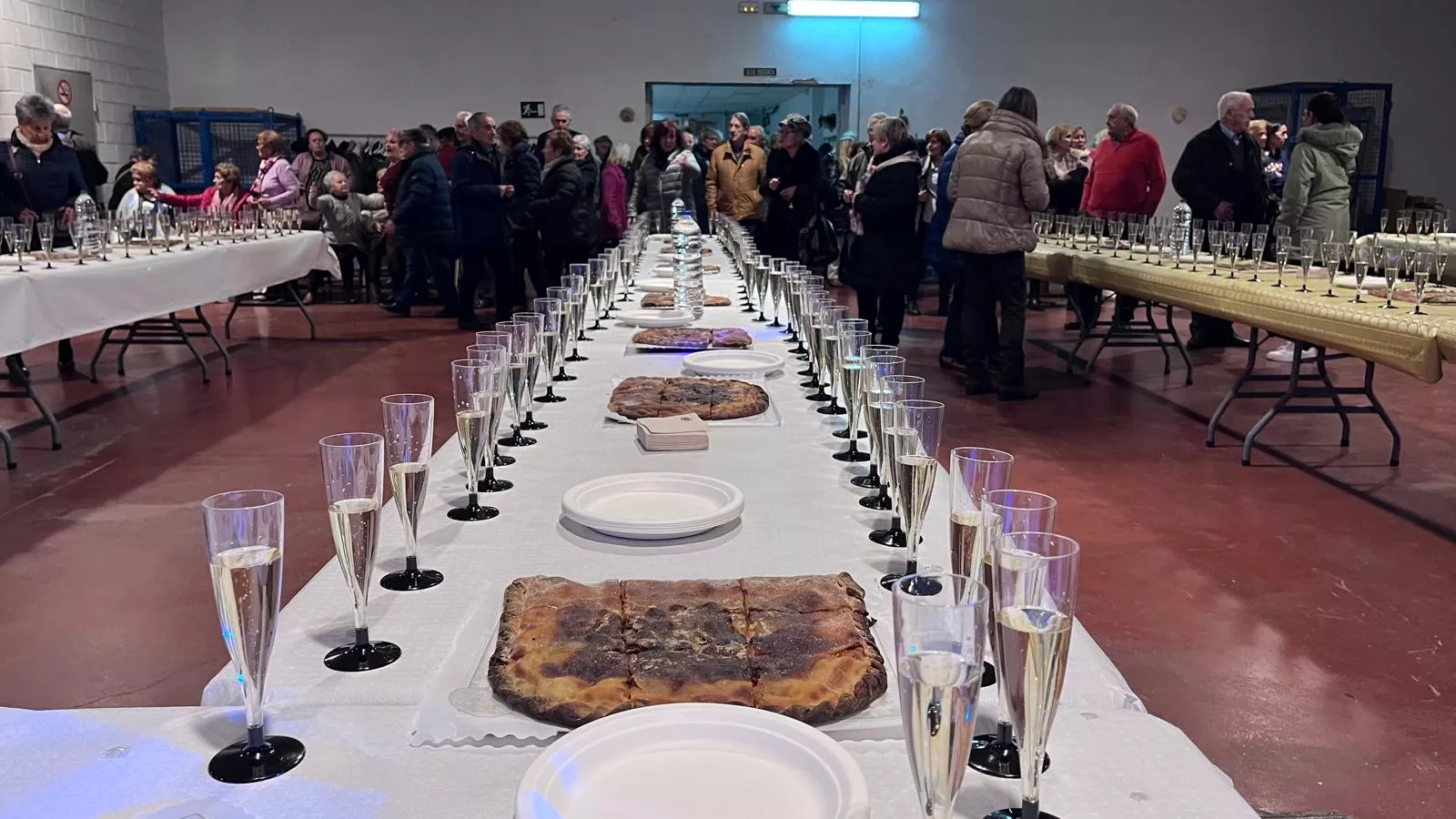 Brindis navideño y fiesta con los participantes de "Sácame a bailar". Foto Mercedes Manterola