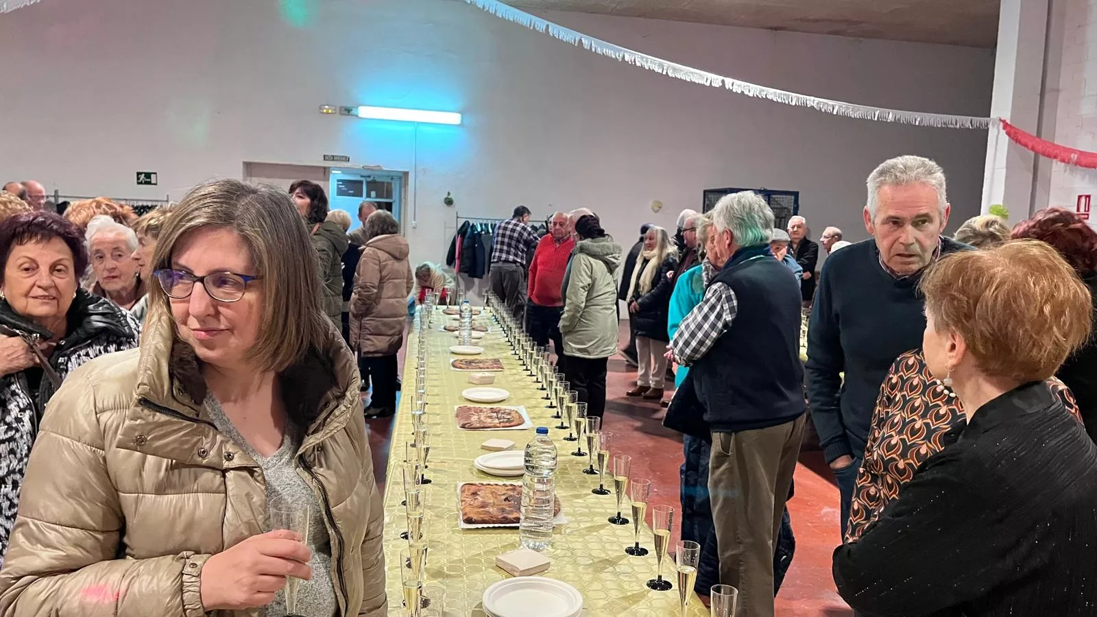 Brindis navideño y fiesta con los participantes de "Sácame a bailar". Foto Mercedes Manterola