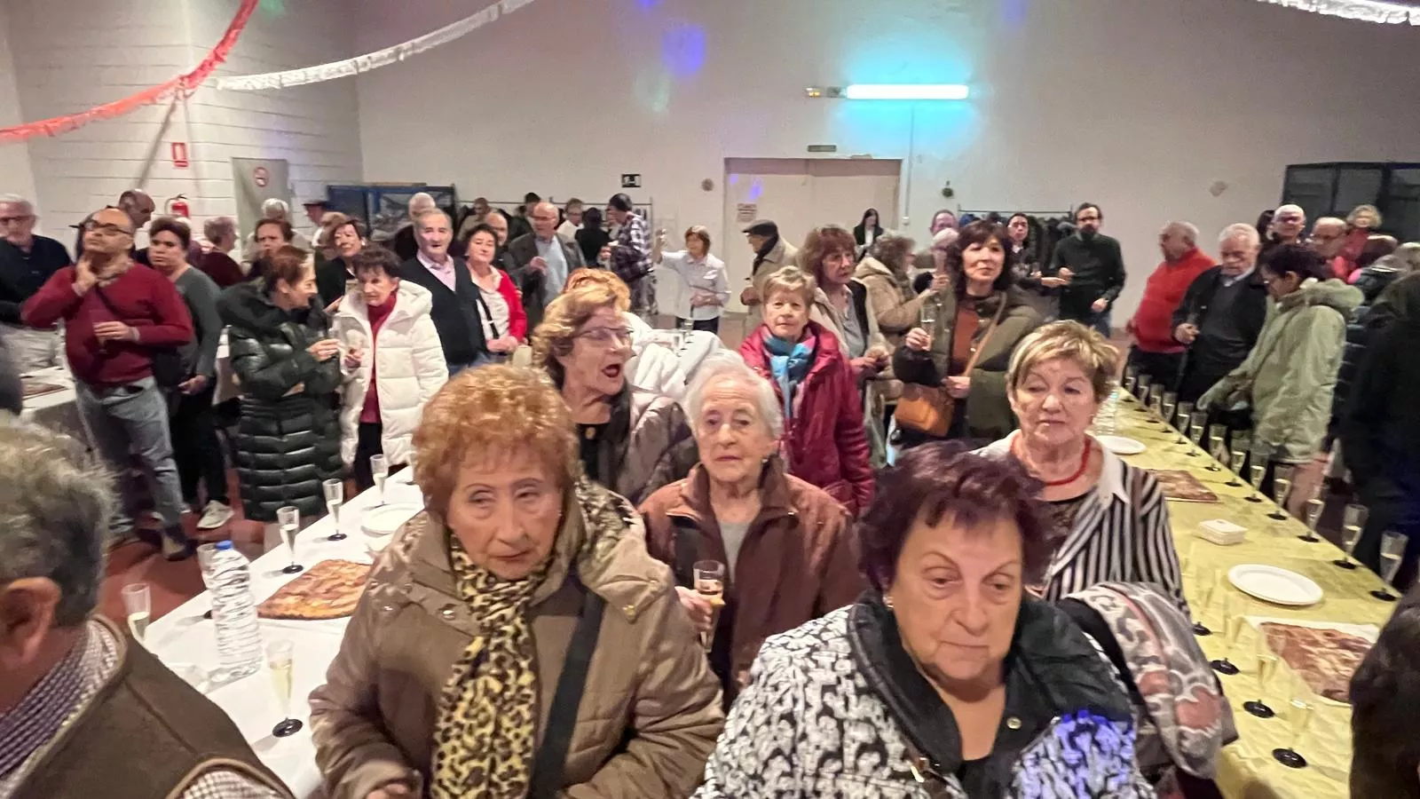 Brindis navideño y fiesta con los participantes de "Sácame a bailar". Foto Mercedes Manterola