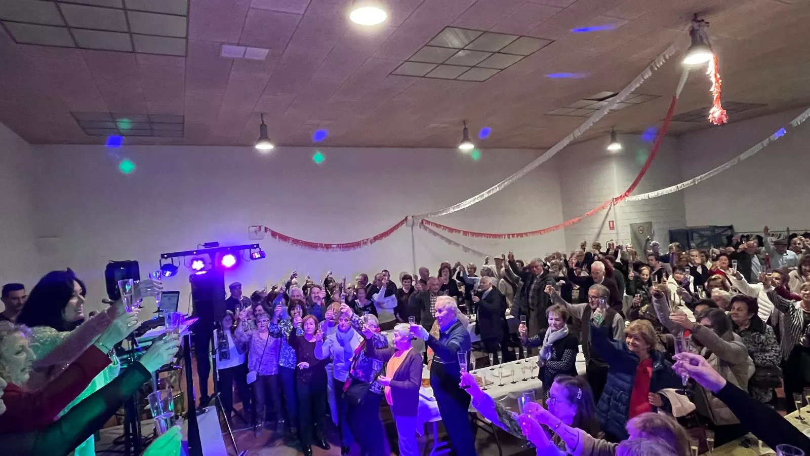 Brindis navideño y fiesta con los participantes de "Sácame a bailar". Foto Mercedes Manterola