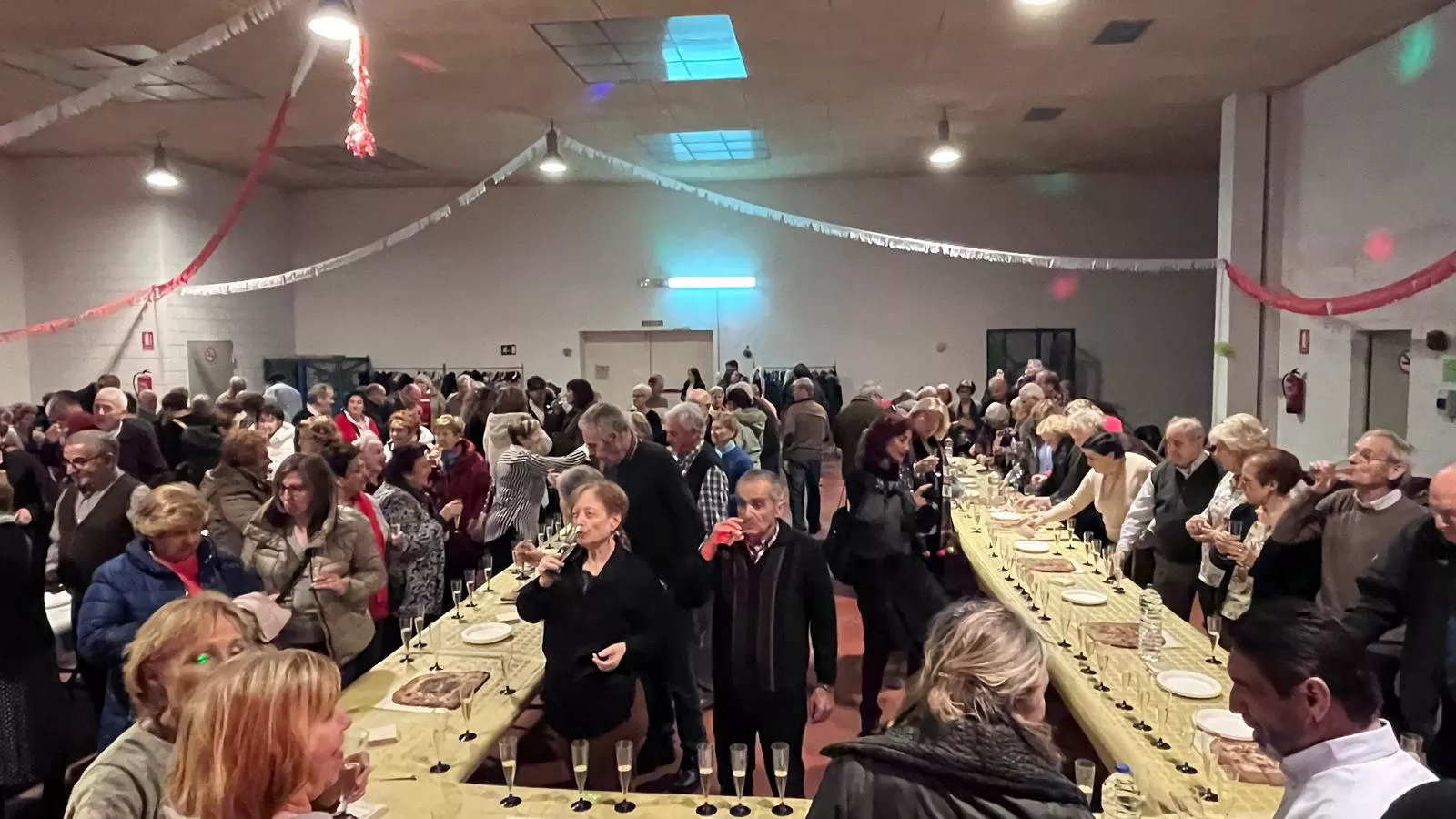 Brindis navideño y fiesta con los participantes de "Sácame a bailar". Foto Mercedes Manterola