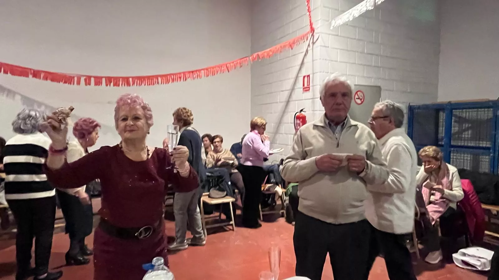 Brindis navideño y fiesta con los participantes de "Sácame a bailar". Foto Mercedes Manterola