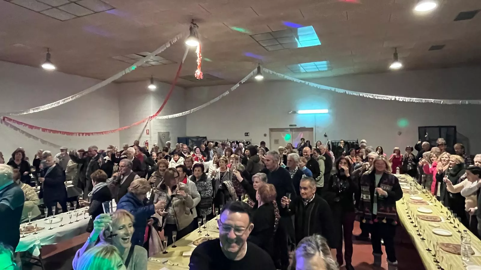 Brindis navideño y fiesta con los participantes de "Sácame a bailar". Foto Mercedes Manterola