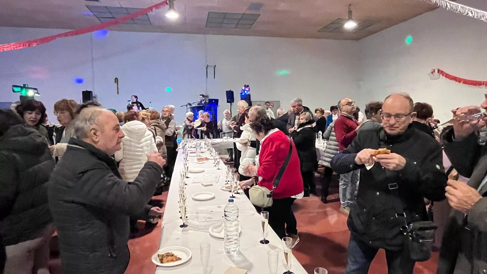 Brindis navideño y fiesta con los participantes de "Sácame a bailar". Foto Mercedes Manterola