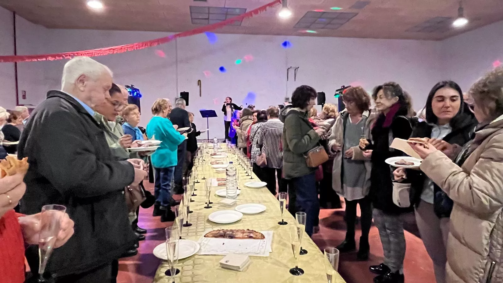 Brindis navideño y fiesta con los participantes de "Sácame a bailar". Foto Mercedes Manterola