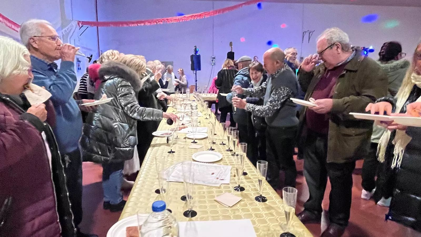 Brindis navideño y fiesta con los participantes de "Sácame a bailar". Foto Mercedes Manterola