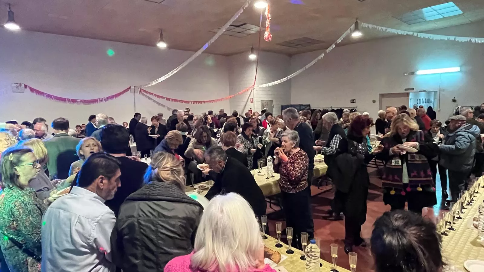 Brindis navideño y fiesta con los participantes de "Sácame a bailar". Foto Mercedes Manterola