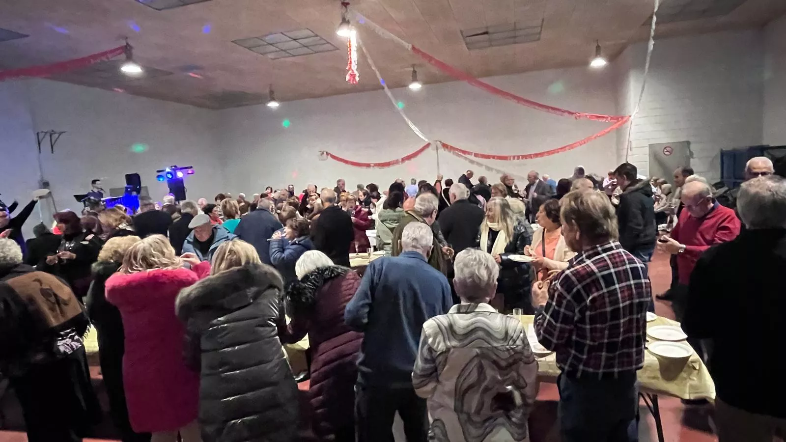 Brindis navideño y fiesta con los participantes de "Sácame a bailar". Foto Mercedes Manterola