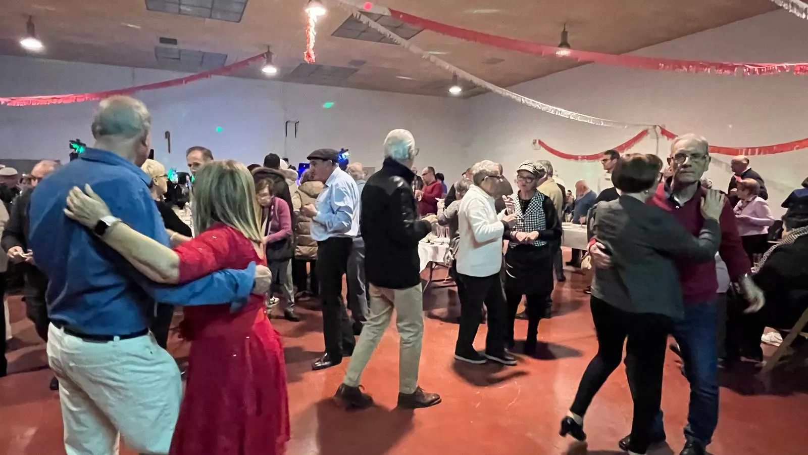 Brindis navideño y fiesta con los participantes de "Sácame a bailar". Foto Mercedes Manterola