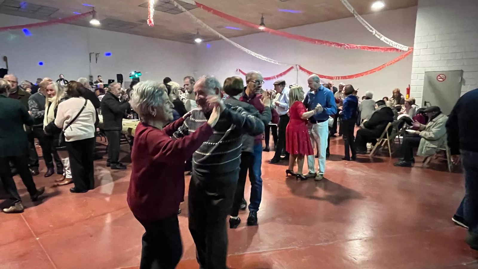 Brindis navideño y fiesta con los participantes de "Sácame a bailar". Foto Mercedes Manterola