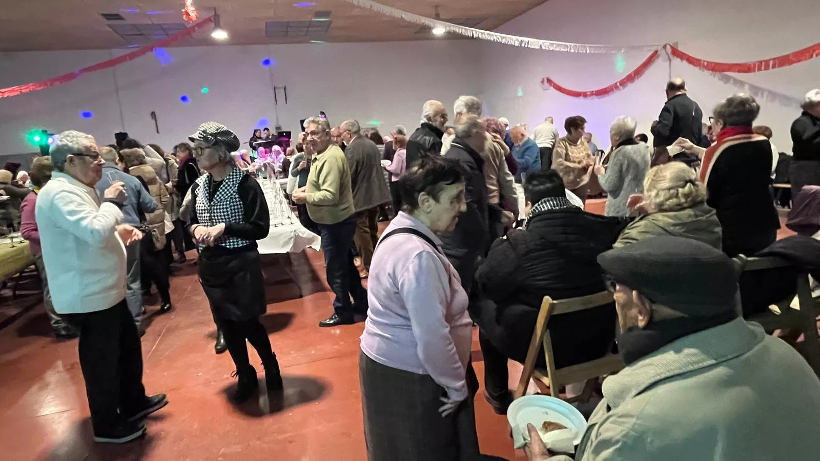 Brindis navideño y fiesta con los participantes de "Sácame a bailar". Foto Mercedes Manterola