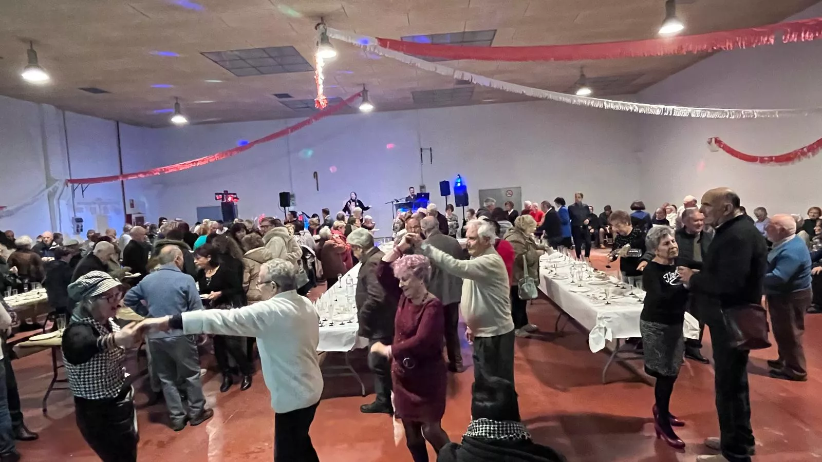 Brindis navideño y fiesta con los participantes de "Sácame a bailar". Foto Mercedes Manterola