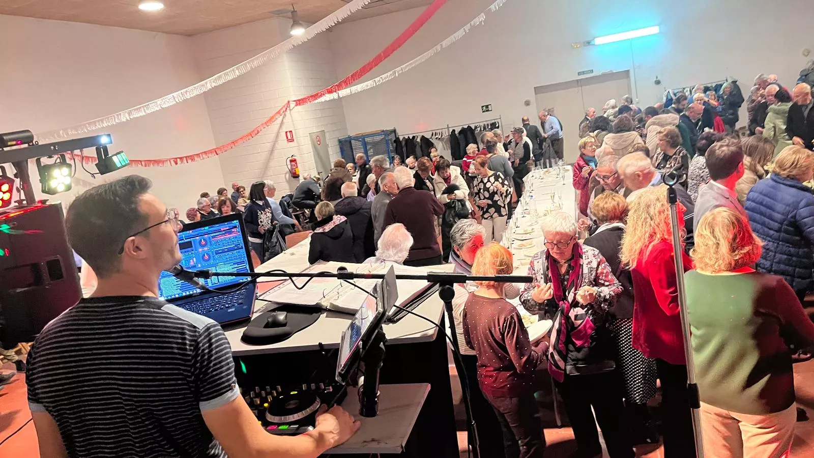 Brindis navideño y fiesta con los participantes de "Sácame a bailar". Foto Mercedes Manterola