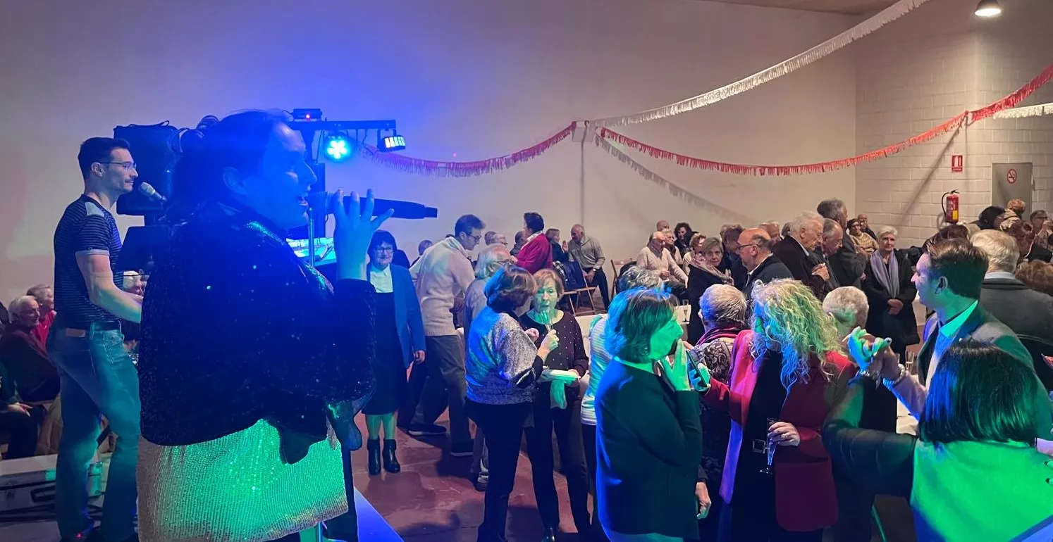 Brindis navideño y fiesta con los participantes de "Sácame a bailar". Foto Mercedes Manterola