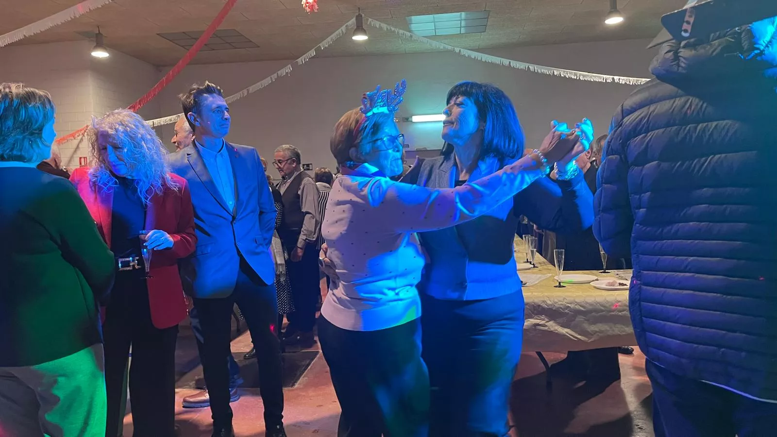 Brindis navideño y fiesta con los participantes de "Sácame a bailar". Foto Mercedes Manterola