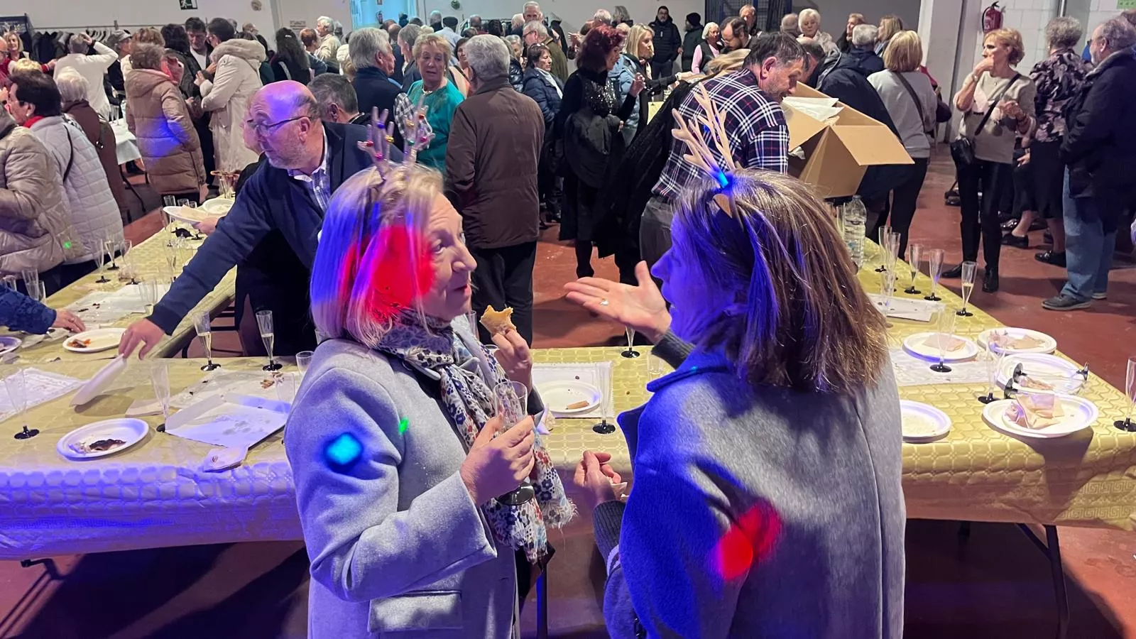 Brindis navideño y fiesta con los participantes de "Sácame a bailar". Foto Mercedes Manterola