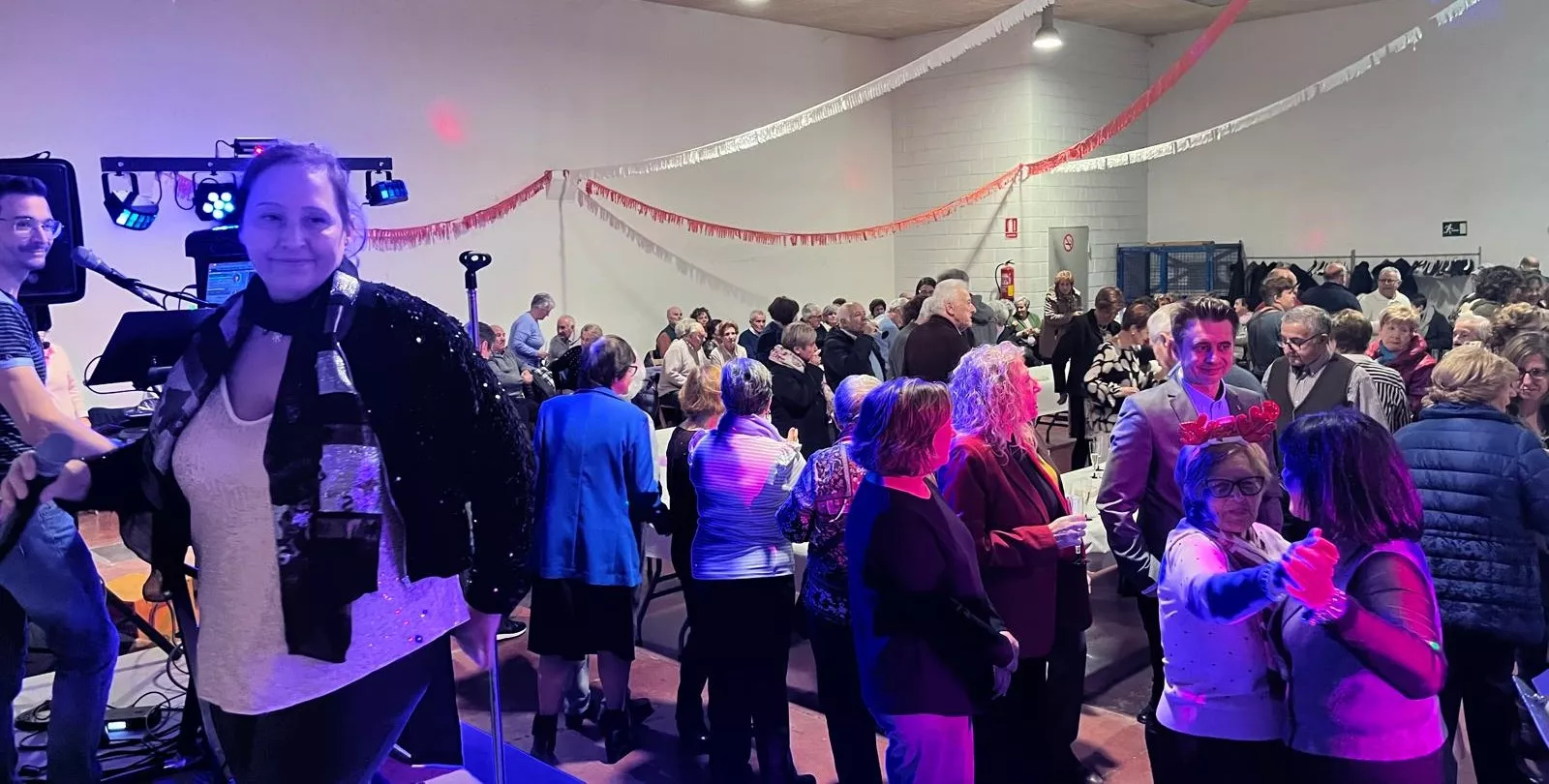 Brindis navideño y fiesta con los participantes de "Sácame a bailar". Foto Mercedes Manterola