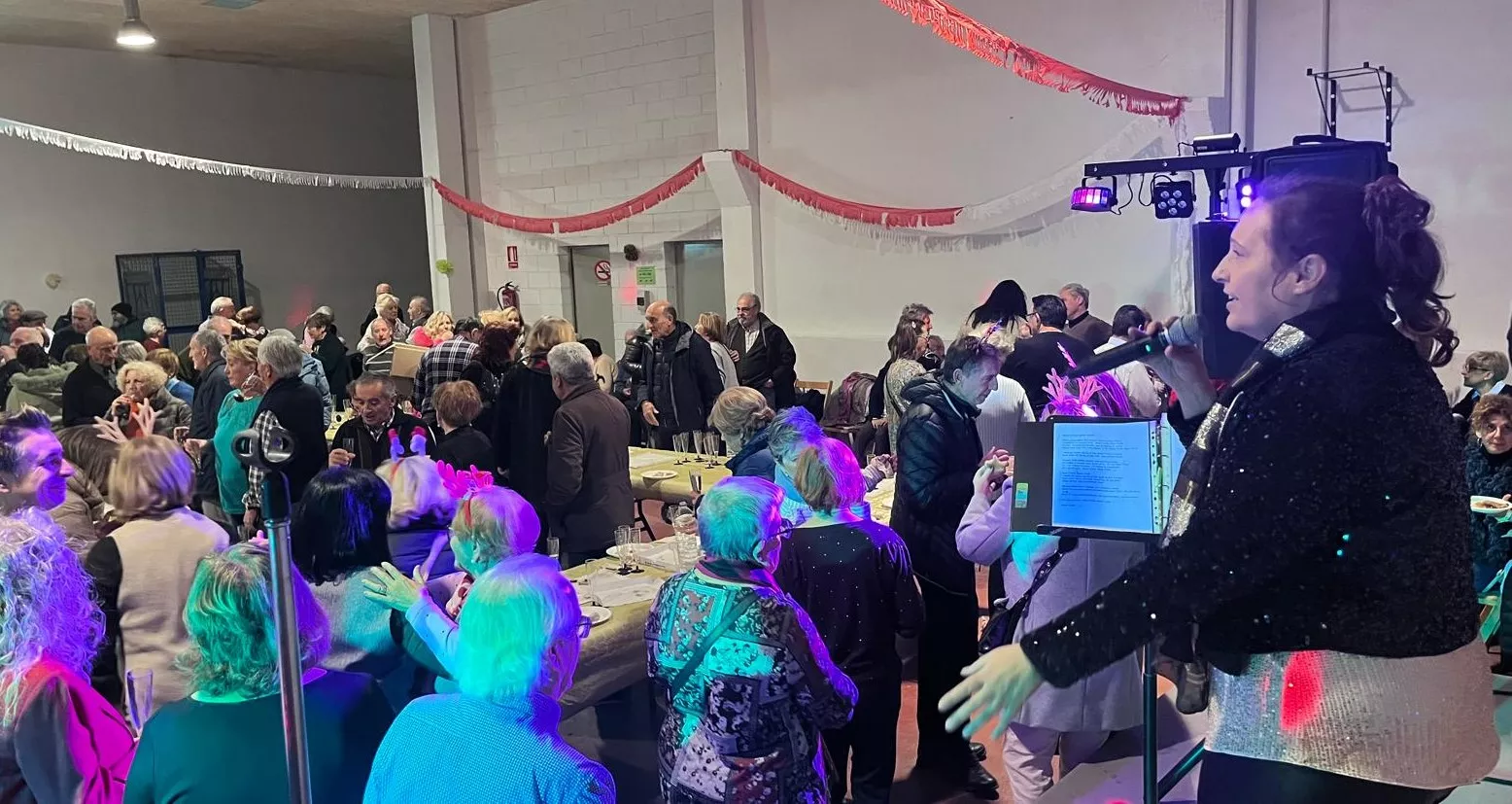 Brindis navideño y fiesta con los participantes de "Sácame a bailar". Foto Mercedes Manterola